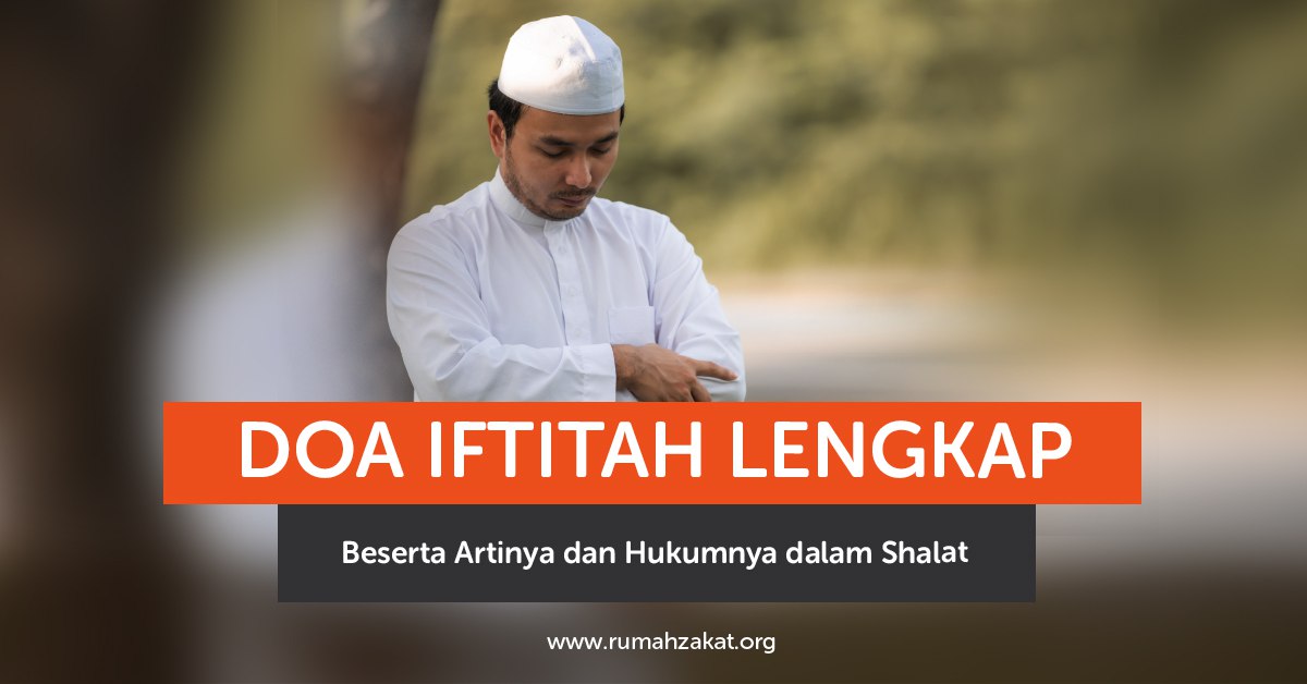 photo_2025-11-07_10-03-23 Seorang Muslim sedang shalat dengan khusyuk membaca doa iftitah di awal shalat.