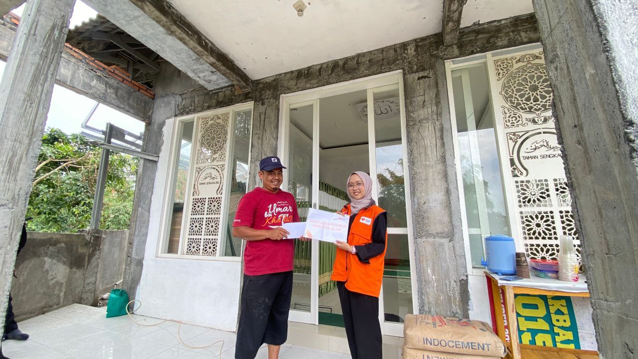 Relawan Rumah Zakat menyalurkan bantuan bahan bangunan ke Mushola Al-Khairat Malang