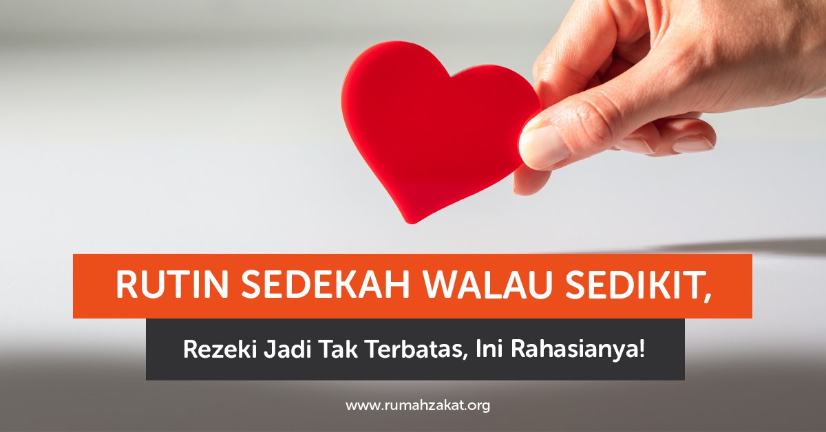 Ilustrasi tangan seseorang bersedekah uang kecil dengan niat ikhlas karena Allah SWT.