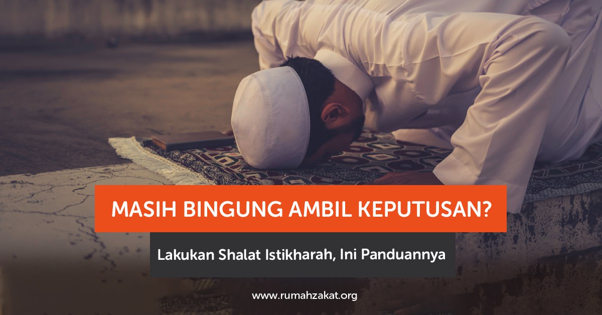 Seorang muslim sedang melakukan shalat istikharah untuk memohon petunjuk dari Allah SWT
