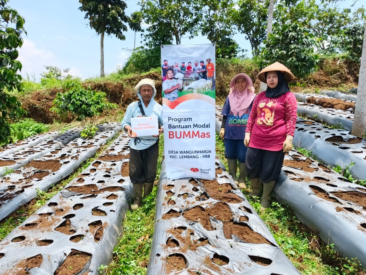Relawan Rumah Zakat menyerahkan bantuan usaha berupa bibit dan pupuk kepada petani Cibeureum Farm.
