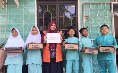 Rumah Zakat Salurkan Sepatu Baru Untuk Siswa Siswi Kurang Mampu di Kota Batam