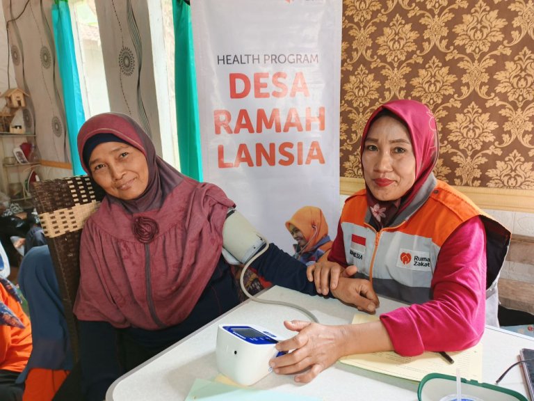 Rumah Zakat Gelar Senam dan Posyandu Lansia dalam Program Desa Ramah Lansia di Sukajaya Lempasing