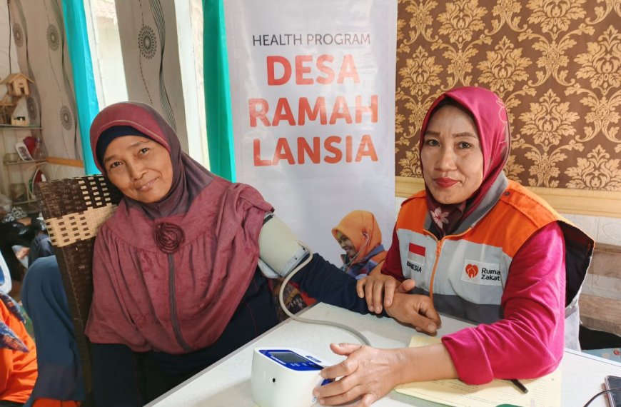 Lansia mengikuti senam pagi dalam Program Desa Ramah Lansia Rumah Zakat di Pesawaran.