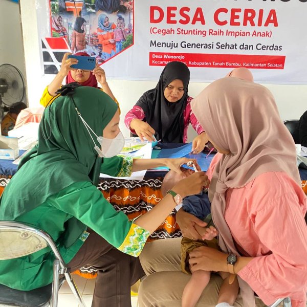 Relawan melalkukan pemeriksaan kesehataan dalam program Desa Bebas Stunting