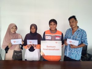 Penyerahan modal usaha Rumah Zakat Cirebon kepada pelaku UMKM penerima manfaat.