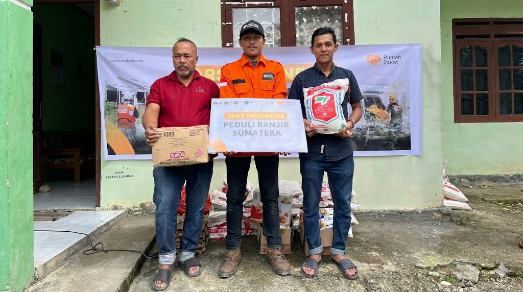 Banjir Sumatera Petugas menyalurkan bantuan Rumah Zakat untuk korban banjir bandang Aceh Tengah di Desa Asir-Asir.