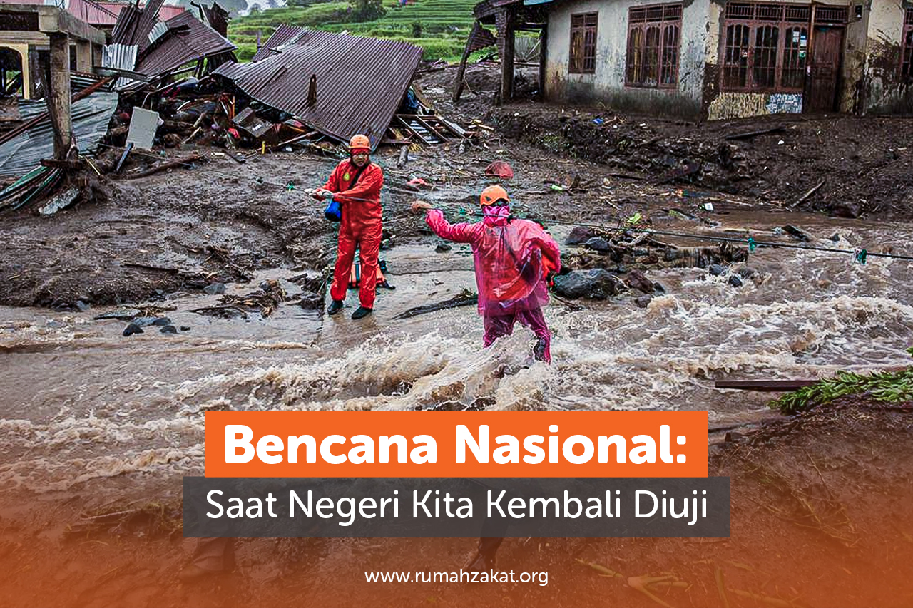 Pemandangan daerah terdampak bencana nasional dengan rumah rusak dan genangan air.