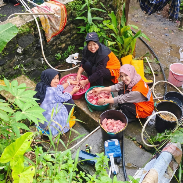 Dapur umum banjir Palembayan didukung Klamby melalui Rumah Zakat untuk penyintas banjir