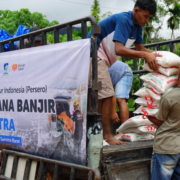 Relawan Rumah Zakat dan PT PII membawa bantuan longsor Benandolok melewati jalan terputus.