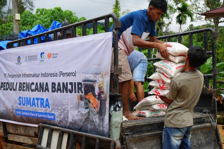 PT PII dan Rumah Zakat Distribusikan Sembako untuk Warga Benandolok yang Terisolir