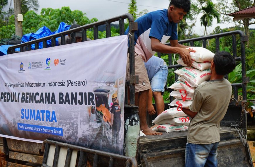 Relawan Rumah Zakat dan PT PII membawa bantuan longsor Benandolok melewati jalan terputus.