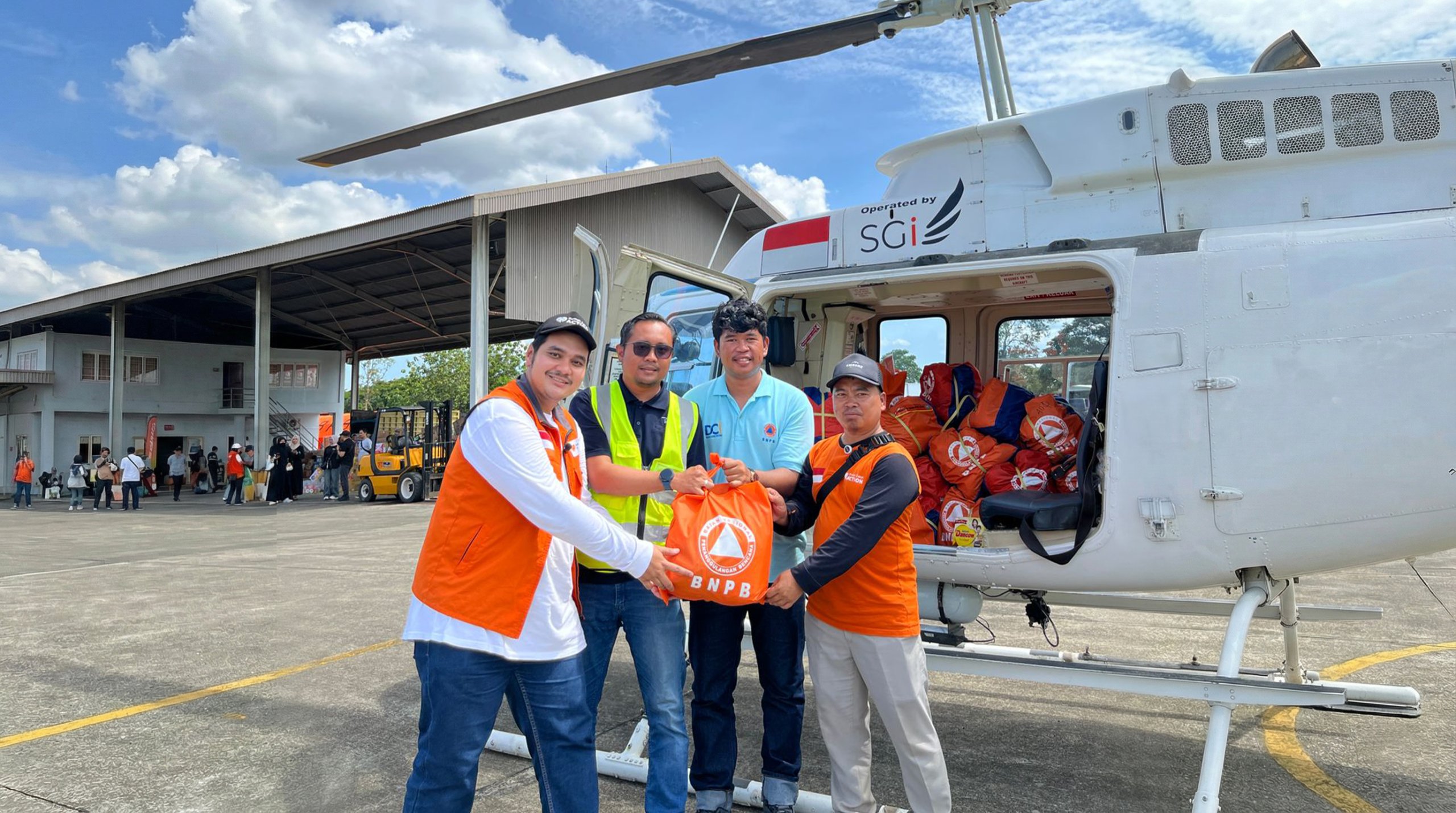 Usman Helikopter Penyaluran Bantuan Banjir Aceh Kolaborasi Rumah Zakat dan BNPB