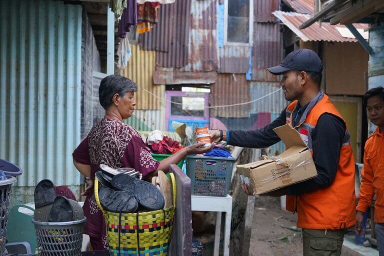 Rumah Zakat Salurkan 40 Kaleng Superqurban untuk Warga Terdampak Banjir di Medan