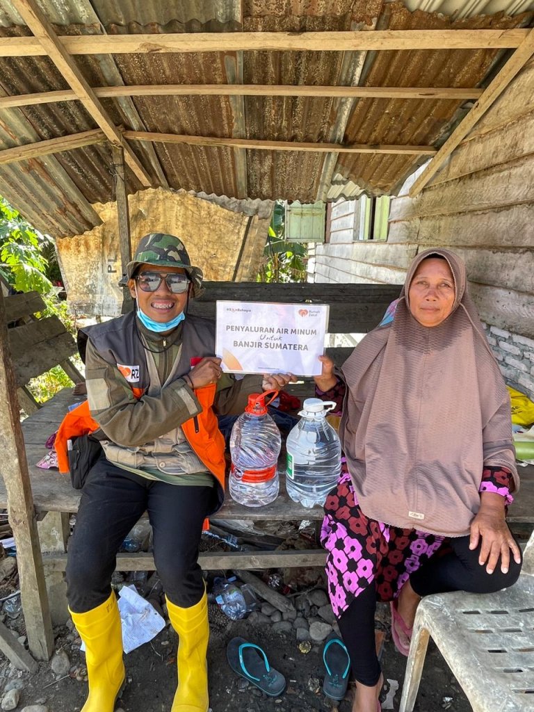 Rumah Zakat Menyalurkan 250 Liter Air Minum Kepada Warga Yang Terdampak Banjir Bandang di Kecamatan Batang Toru, Tapanuli Selatan