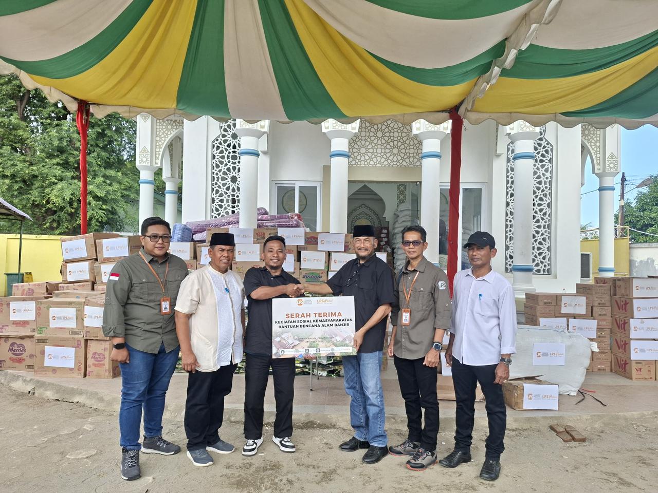 Relawan Rumah Zakat menyalurkan bantuan logistik untuk warga terdampak bencana Sumatera 2025.