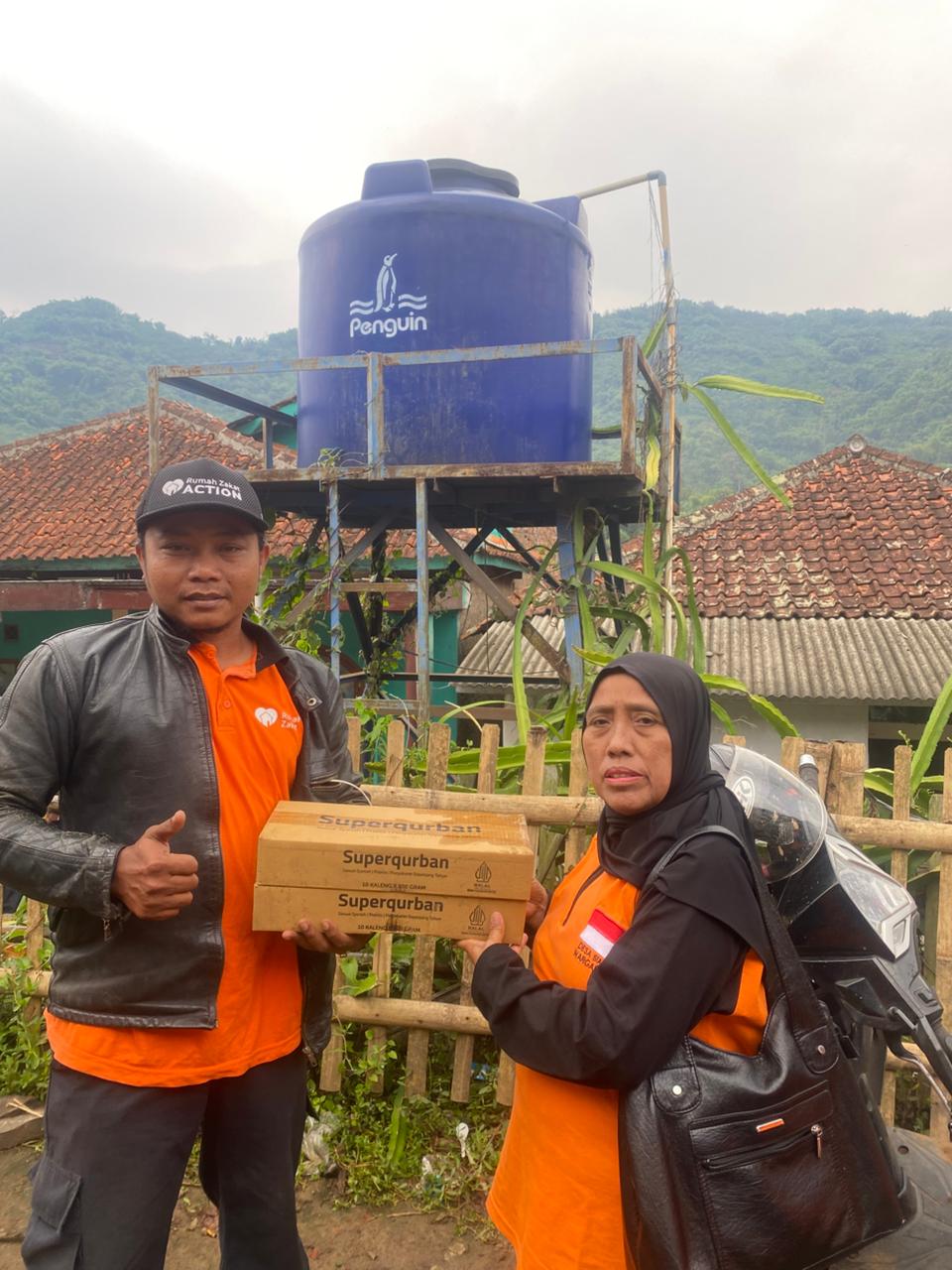 Relawan Rumah Zakat menyalurkan bantuan awal kepada warga terdampak longsor Arjasari di Kampung Condong, Bandung.