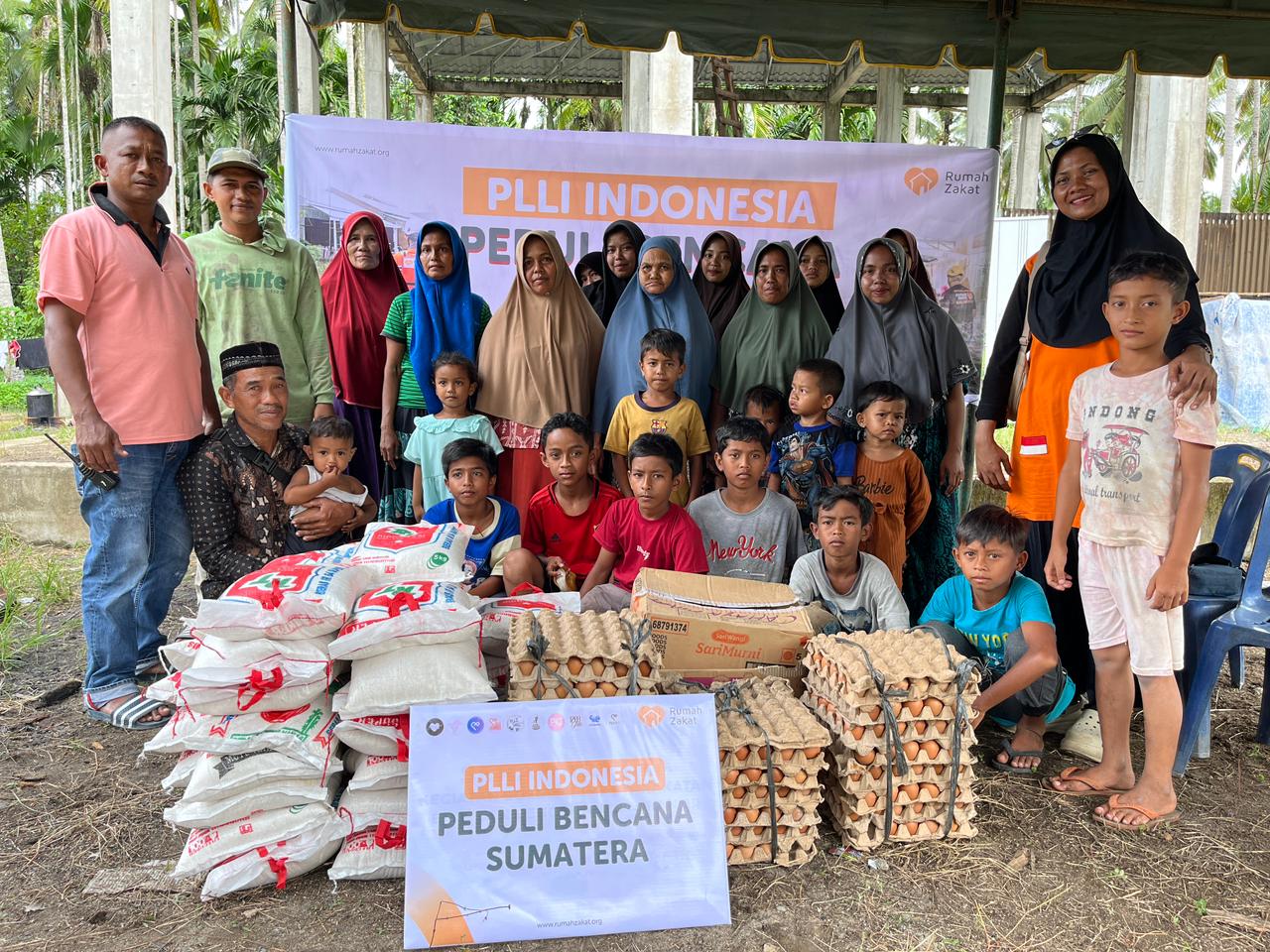 WhatsApp Image 2025-12-08 at 01.36.11 Relawan menyalurkan Bantuan Darurat PLLI kepada warga terdampak banjir bandang di Bireuen Aceh