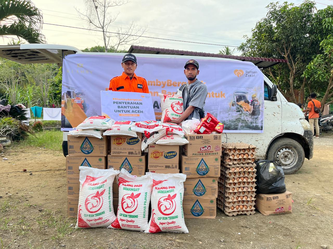 WhatsApp Image 2025-12-08 at 23.37.26 Tim Klamby dan Rumah Zakat menyalurkan bantuan kebutuhan dasar untuk warga terdampak banjir bandang dan longsor di Desa Krueng Beukah, Aceh.