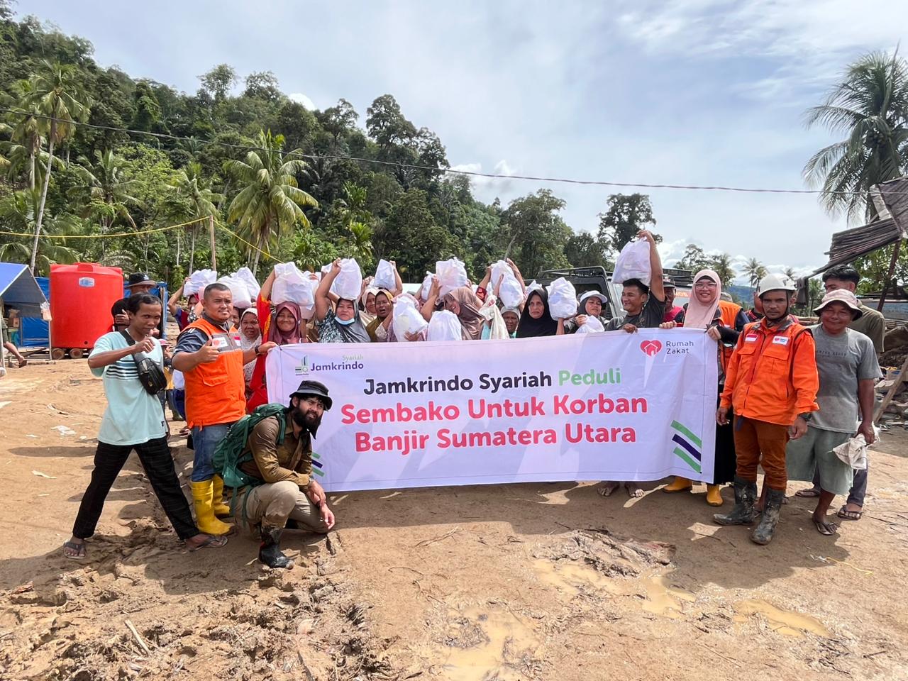 WhatsApp Image 2025-12-09 at 07.13.18 Relawan Rumah Zakat menyalurkan bantuan sembako kepada penyintas banjir di Desa Geroga.