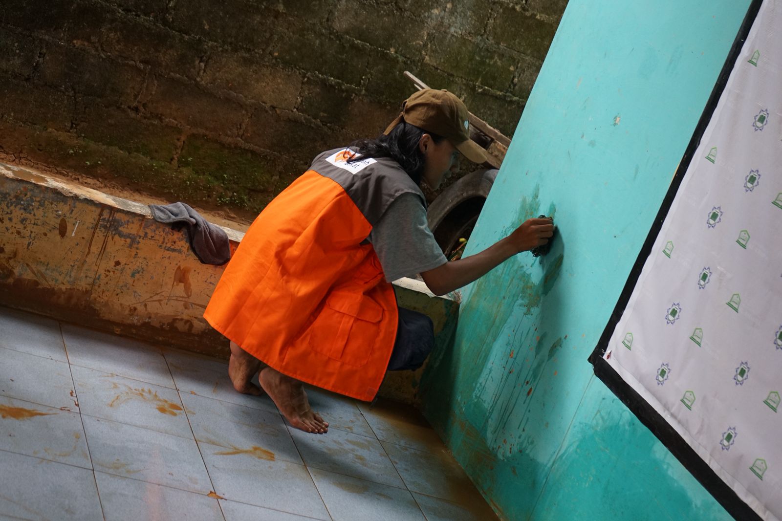 WhatsApp Image 2025-12-09 at 09.54.20 Relawan Rumah Zakat membersihkan Rumah Quran yang terdampak banjir bandang di Tapanuli Tengah.