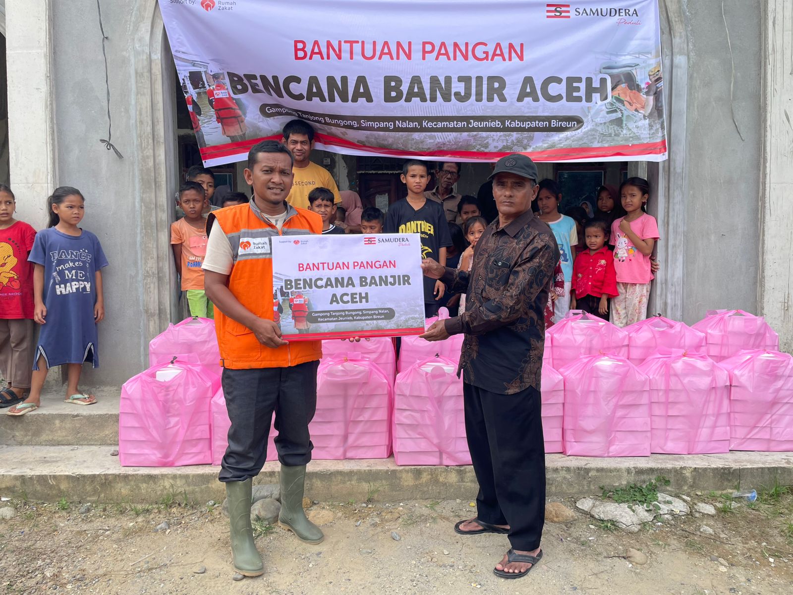 WhatsApp Image 2025-12-11 at 08.59.12 Relawan Samudra Peduli bersama Rumah Zakat membagikan paket makanan siap saji kepada warga terdampak banjir di Gampong Tanjong Bungong, Bireuen, Aceh.