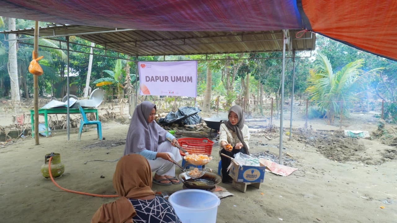 WhatsApp Image 2025-12-11 at 09.01.24 Relawan Rumah Zakat menyiapkan dan membagikan makanan di dapur umum untuk bantuan banjir Aceh di Gampong Kubu, Bireuen.