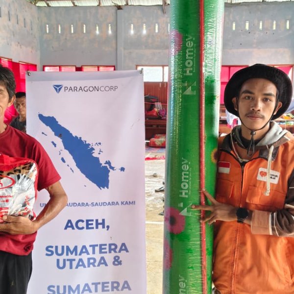 Relawan Paragon dan Rumah Zakat menyalurkan bantuan darurat di Palembayan