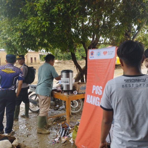 Relawan Rumah Zakat membuka pos hangat sebagai bantuan banjir Sumatra untuk mendukung tim SAR dan warga di Palembayan