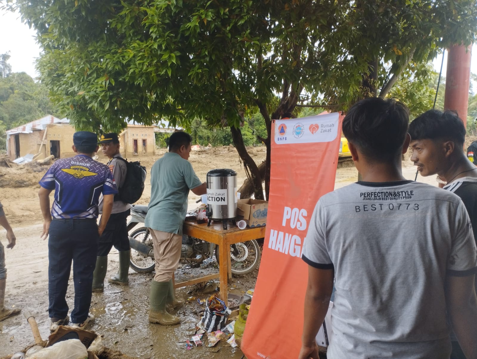 WhatsApp Image 2025-12-12 at 10.11.34 Relawan Rumah Zakat membuka pos hangat sebagai bantuan banjir Sumatra untuk mendukung tim SAR dan warga di Palembayan