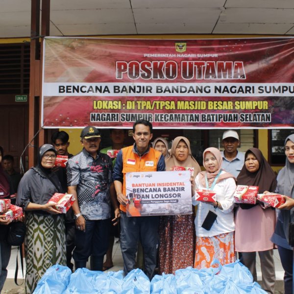 Relawan Rumah Zakat menyalurkan bantuan banjir Singgalang berupa makanan siap saji untuk warga terdampak