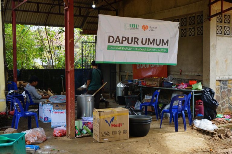 IBU Foundation Bersama Rumah Zakat Dukung Dapur Umum Untuk Warga Terdampak Banjir dan Longsor di Tapanuli Tengah