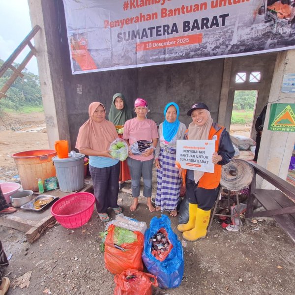 Klamby melalui Rumah Zakat menyalurkan bahan pangan dapur umum banjir Palembayan