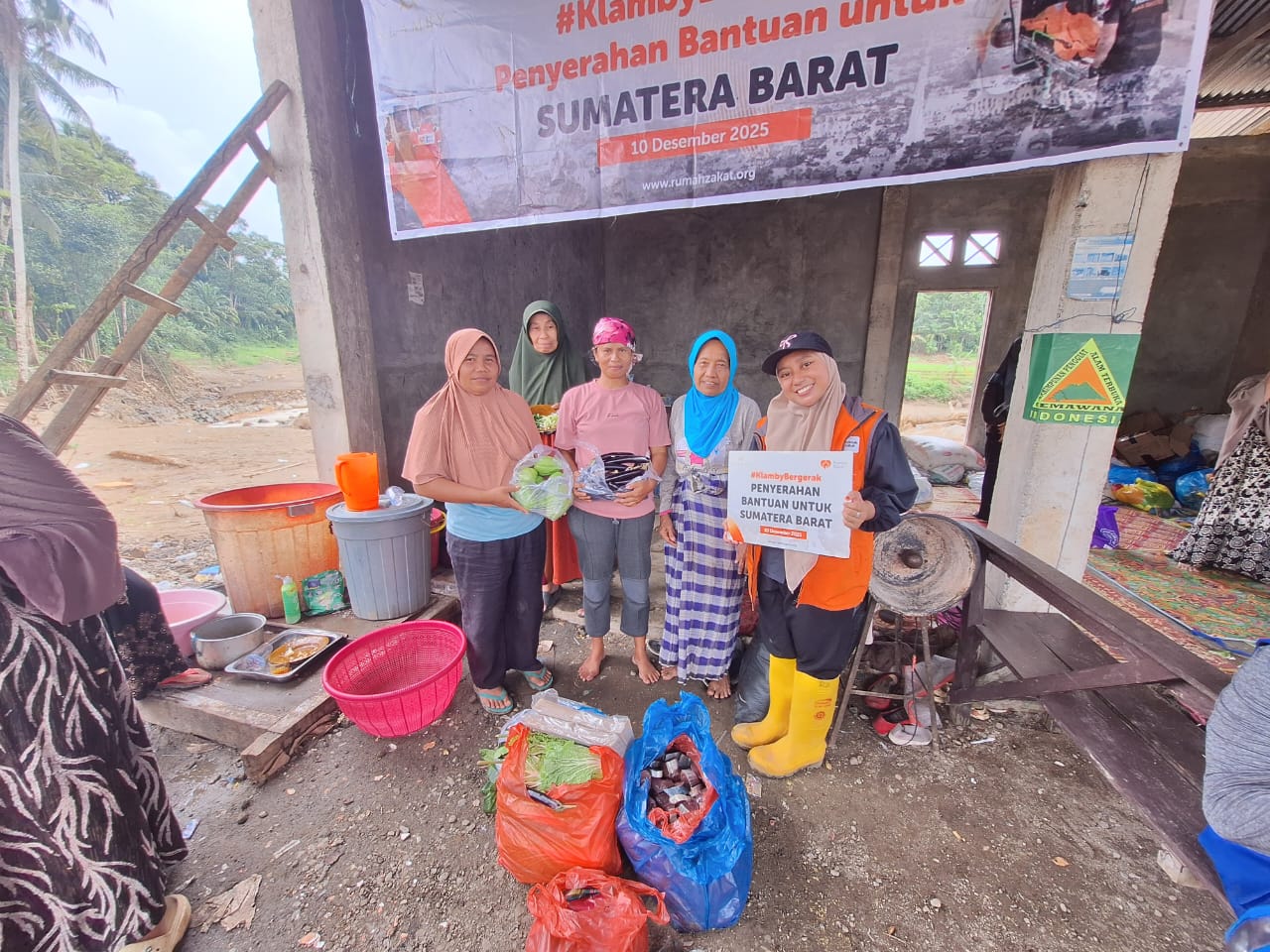 WhatsApp Image 2025-12-15 at 11.50.18 Klamby melalui Rumah Zakat menyalurkan bahan pangan dapur umum banjir Palembayan