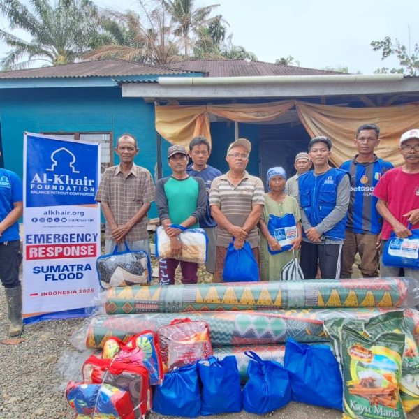 Relawan menyalurkan bantuan sembako untuk warga terisolir terdampak banjir bandang di Kampuang Sikumbang, Palembayan, Kabupaten Agam.