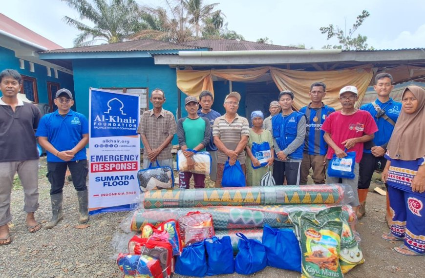 Relawan menyalurkan bantuan sembako untuk warga terisolir terdampak banjir bandang di Kampuang Sikumbang, Palembayan, Kabupaten Agam.