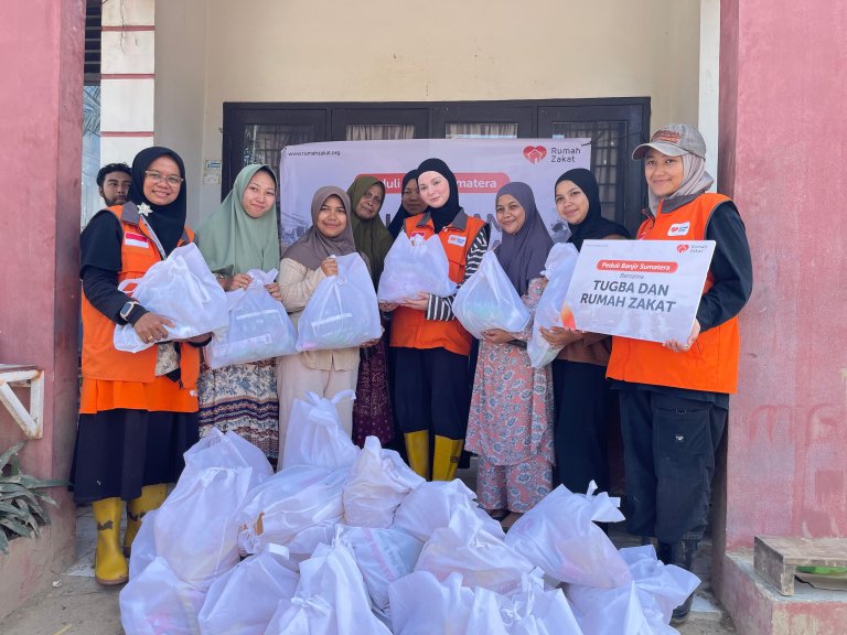 Banjir Bandang Aceh, Tugba Bersama Rumah Zakat Salurkan Bantuan untuk Warga Desa Kubu