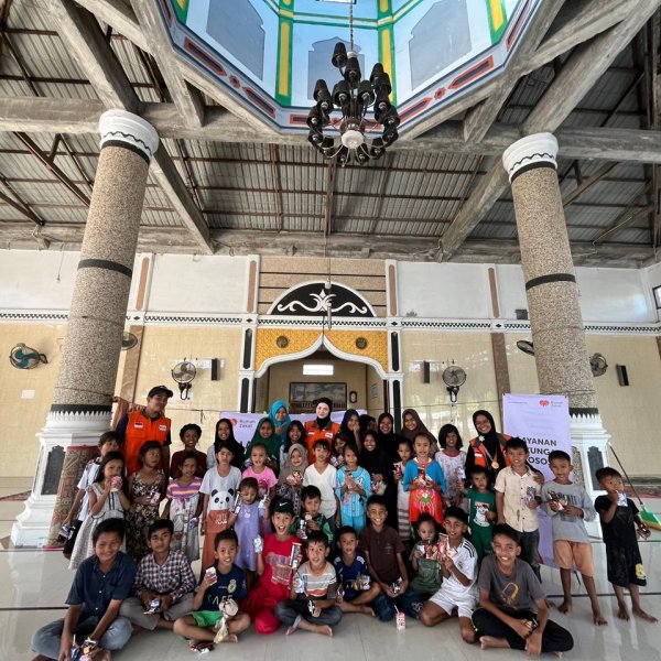 Relawan Rumah Zakat bersama Tuqba menggelar layanan psikososial anak terdampak banjir Aceh Utara di lokasi pengungsian