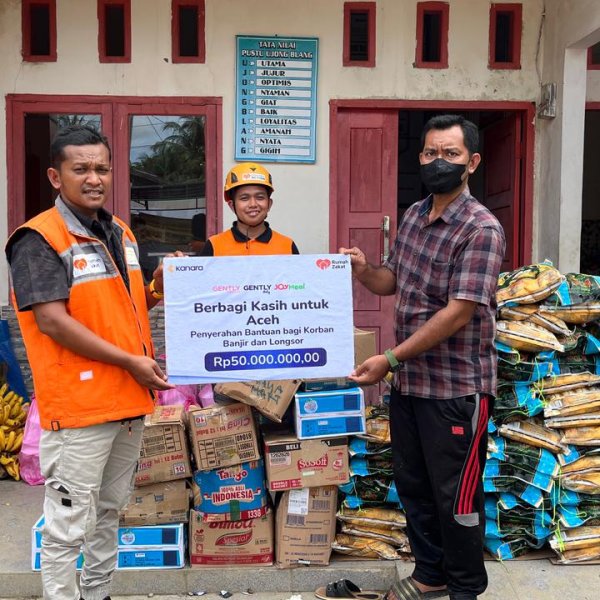 Warga terdampak banjir bandang Aceh menerima makanan hangat dari dapur umum Kanara Group bersama Rumah Zakat.