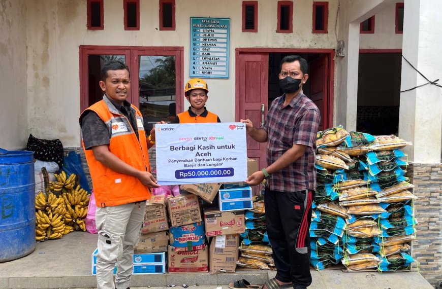 Warga terdampak banjir bandang Aceh menerima makanan hangat dari dapur umum Kanara Group bersama Rumah Zakat.