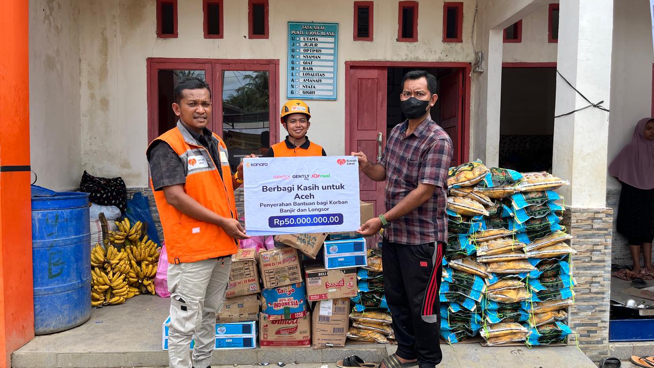 WhatsApp Image 2025-12-15 at 14.57.29 Warga terdampak banjir bandang Aceh menerima makanan hangat dari dapur umum Kanara Group bersama Rumah Zakat.