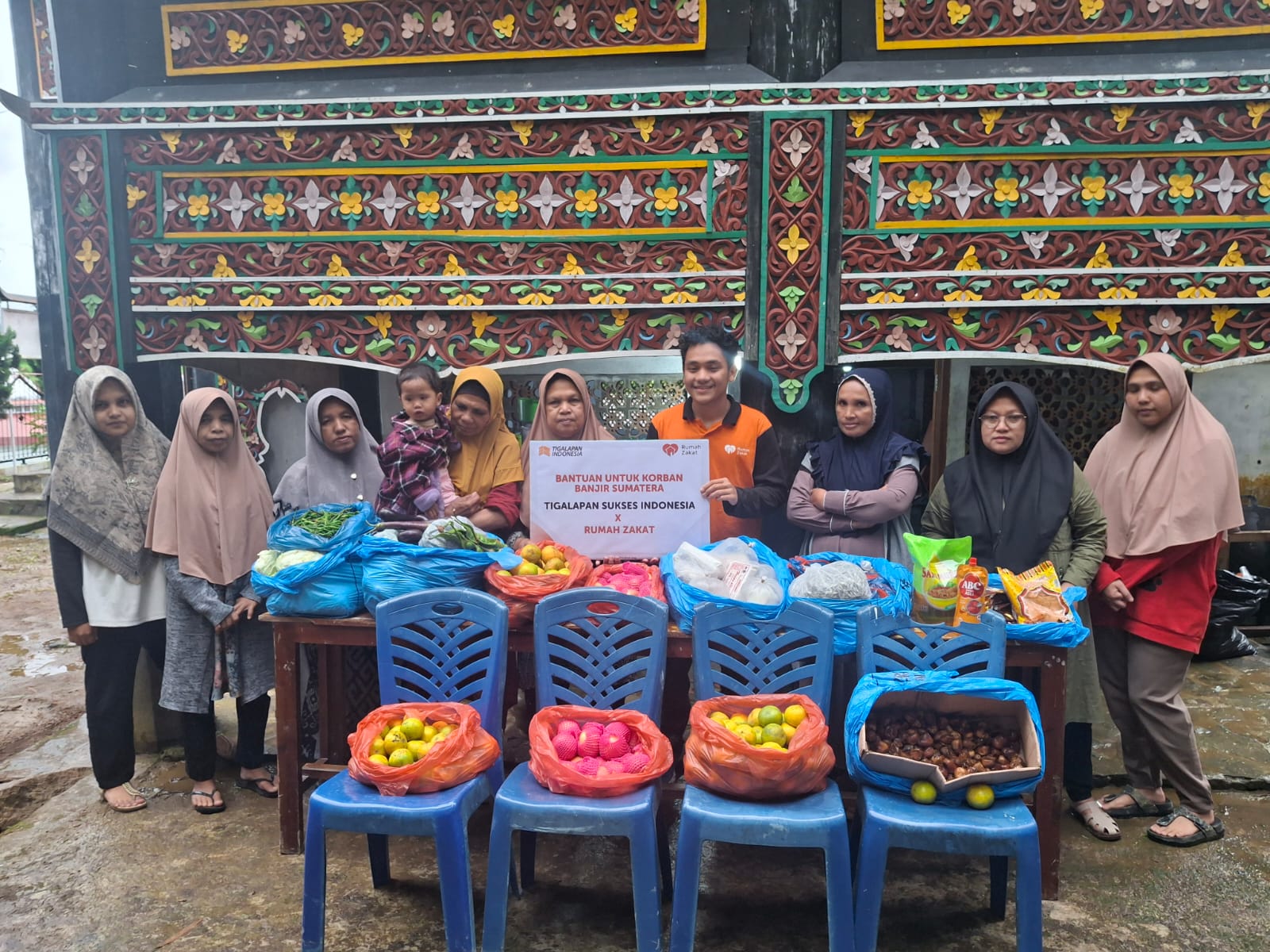 WhatsApp Image 2025-12-17 at 08.36.37 Relawan Tigalapan Sukses Indonesia bersama Rumah Zakat mendistribusikan bantuan darurat berupa bahan dapur umum kepada penyintas bencana di Jorong Koto, Nagari Singgalang, Kecamatan X Koto, Kabupaten Tanah Datar