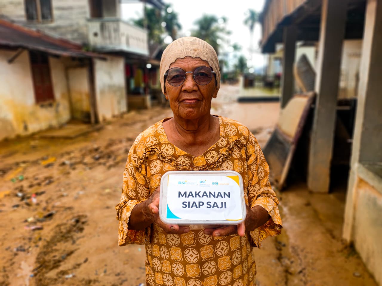 Bantuan banjir Tapanuli Tengah dari BSI Maslahat bersama Rumah Zakat berupa makanan siap saji