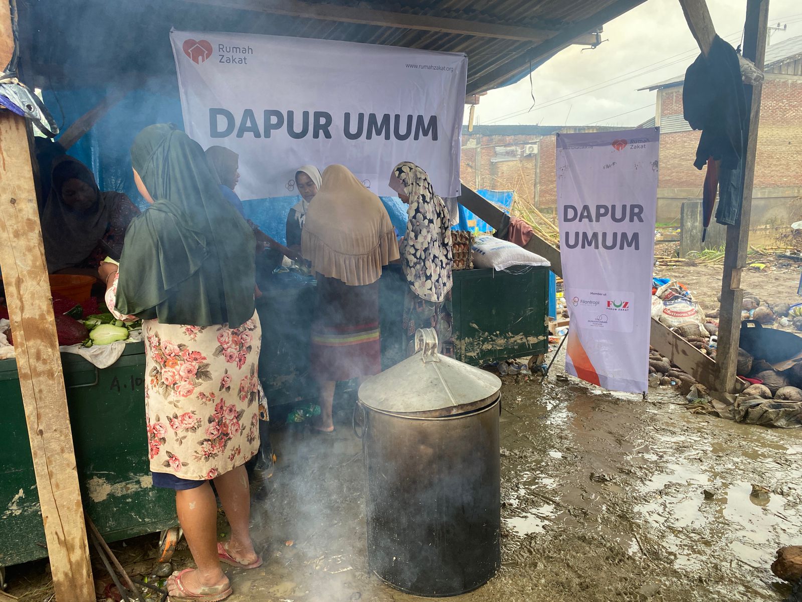 Relawan Rumah Zakat menyiapkan makanan di dapur umum pengungsian Desa Geudumbak, Aceh Utara.