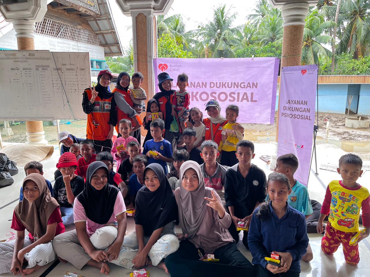 Anak-anak pengungsi korban banjir di Desa Kubu, Bireuen mengikuti layanan psikososial yang digelar Rumah Zakat bersama relawan.