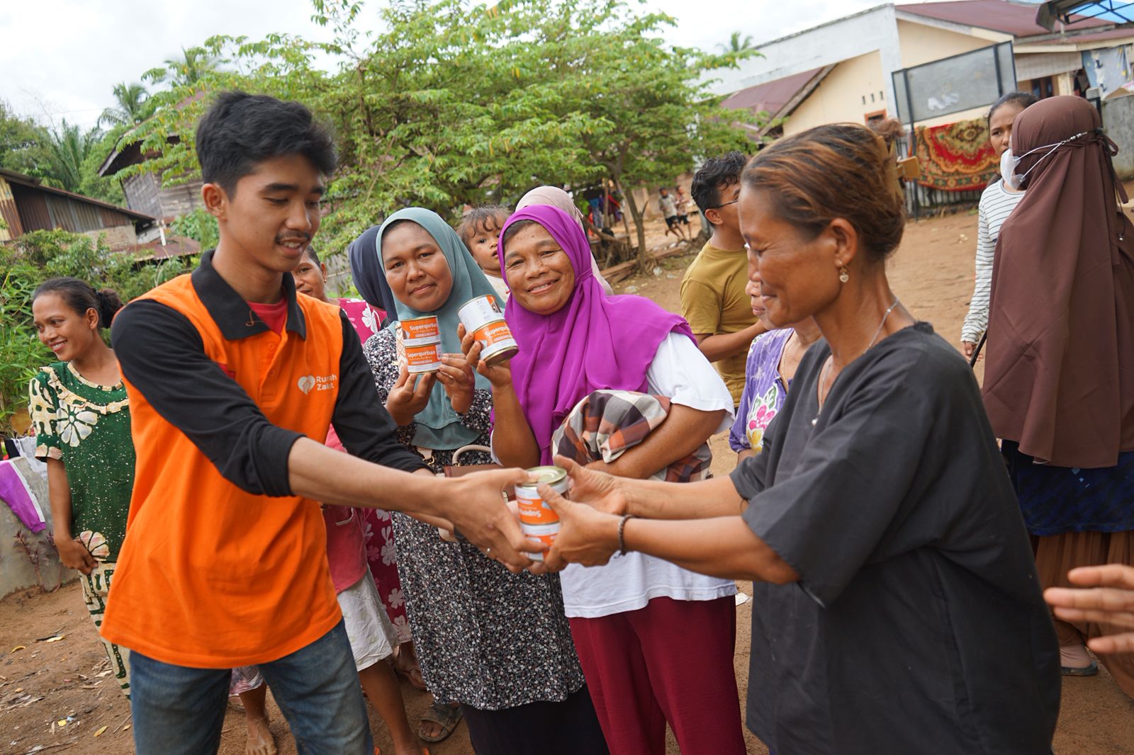 WhatsApp Image 2025-12-17 at 08.41.06 Relawan Rumah Zakat menyalurkan bantuan Superqurban banjir Lopian kepada warga terdampak di Desa Lopian, Tapanuli Tengah
