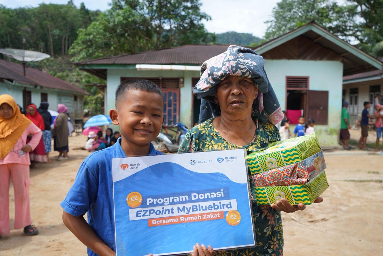 WhatsApp Image 2025-12-18 at 08.08.47 Relawan Rumah Zakat bersama warga menyiapkan makanan di dapur umum Tapanuli Tengah yang didukung Bluebird pascabanjir dan longsor