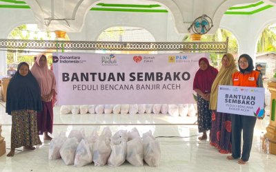 PLN Indonesia Bersama Rumah Zakat Salurkan 13 Paket Sembako di Gampong Pante Lhong, Bireuen