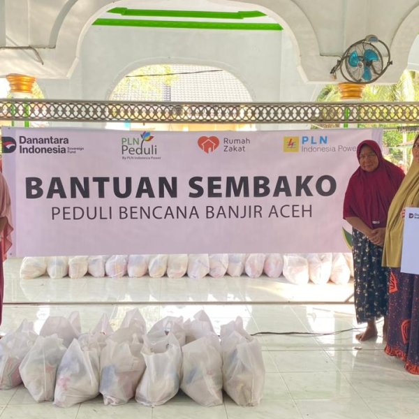 Relawan Rumah Zakat bersama PLN Indonesia menyalurkan paket sembako kepada warga Gampong Pante Lhong, Peusangan, Bireuen