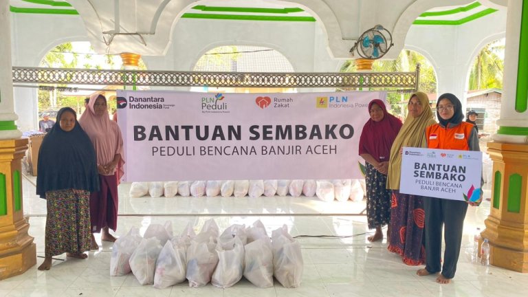PLN Indonesia Bersama Rumah Zakat Salurkan 13 Paket Sembako di Gampong Pante Lhong, Bireuen